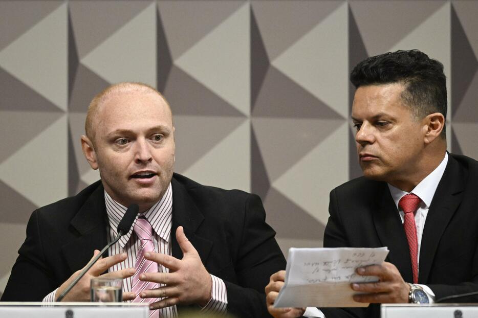 17日、ブラジルの議会委員会で証言するバルテル・デルガッチ氏（左）＝ブラジリア（ゲッティ＝共同）