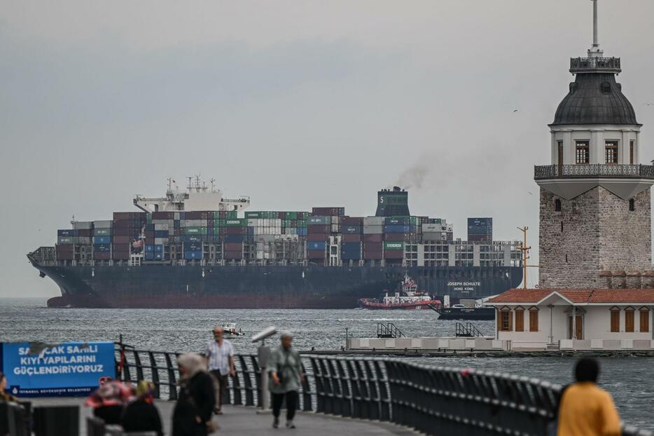 18日、トルコ・イスタンブールのボスポラス海峡に到着した香港籍のコンテナ船（ゲッティ＝共同）
