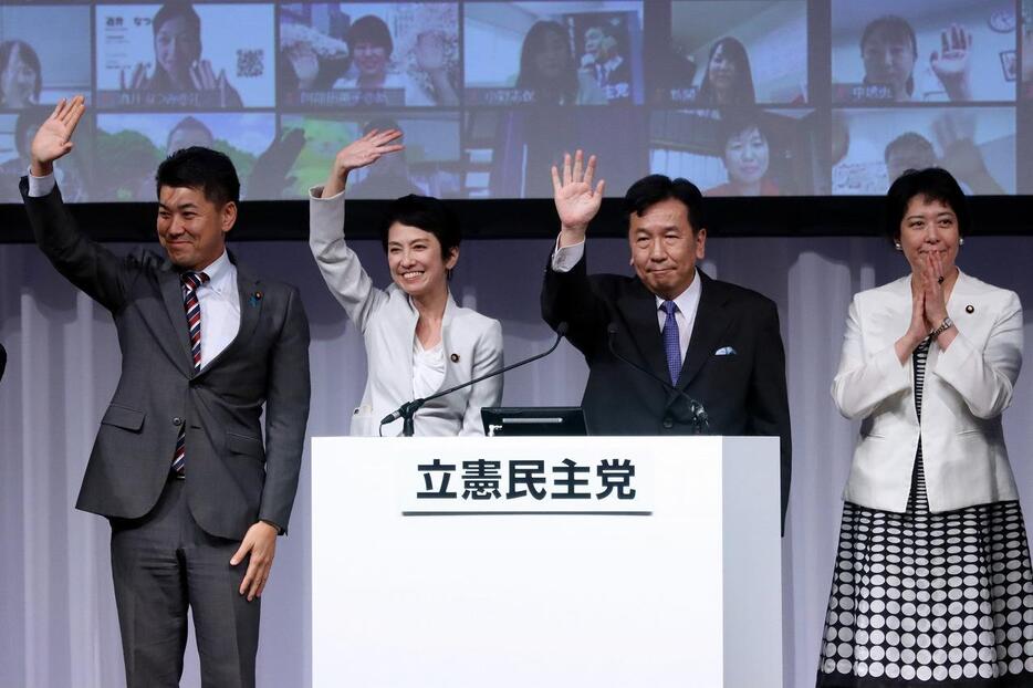 旧立憲民主党と旧国民民主党が解党して2020年9月に誕生した新立憲民主党。泉氏（左端）は旧国民民主党からの合流メンバーだ（つのだよしお/アフロ）