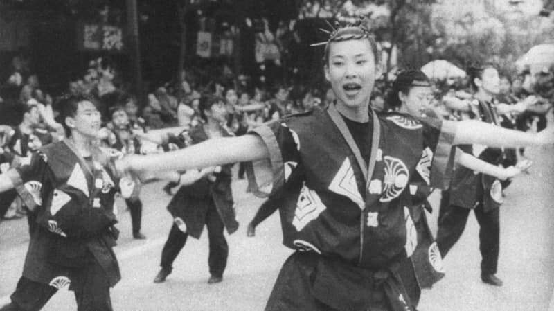 鳴子を打ち鳴らし踊る若者たち＝１９９３年８月１０日、高知市追手筋