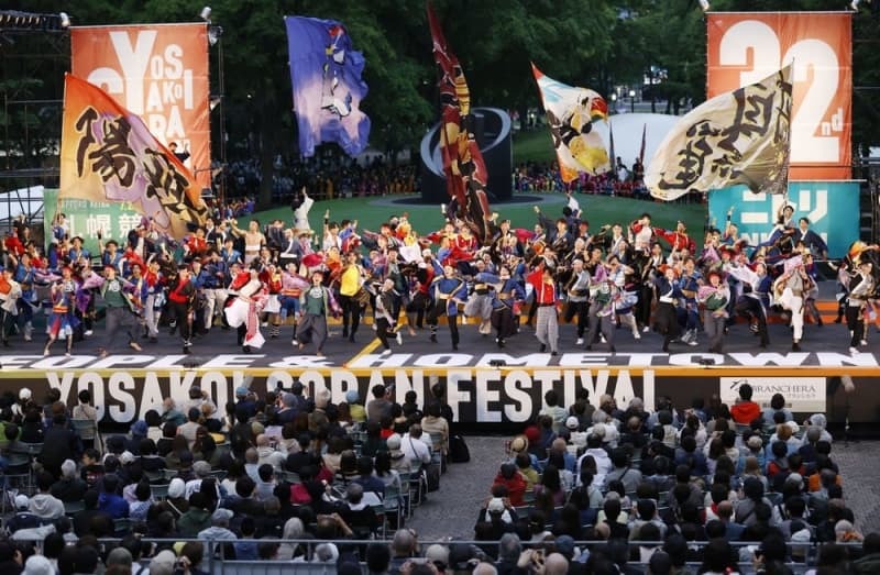 札幌市の大通公園で開幕した「第３２回ＹＯＳＡＫＯＩソーラン祭り」＝６月７日