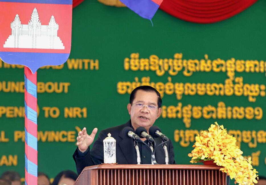3日、環状道路開通式で演説するカンボジアのフン・セン首相＝プノンペン郊外（共同）