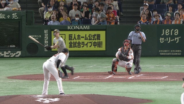 阪神・佐藤輝明選手が先制15号ソロを放ち、巨人・横川凱投手はガックリ(画像:日テレジータス)