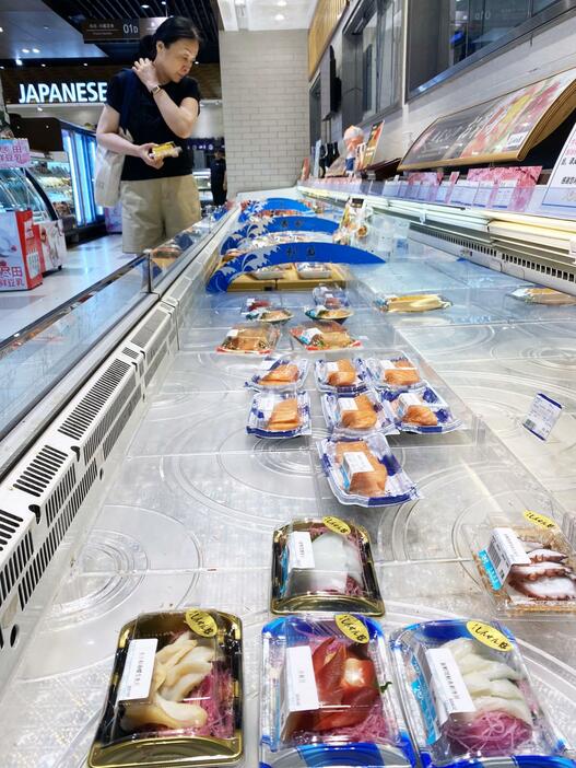 日本産の刺し身が消えた中国・上海市の食品スーパー＝7月（共同）