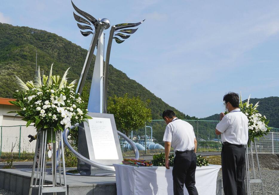 豪雨災害から14年となり、献花台が設けられた「復興ひろば」＝9日午前、兵庫県佐用町