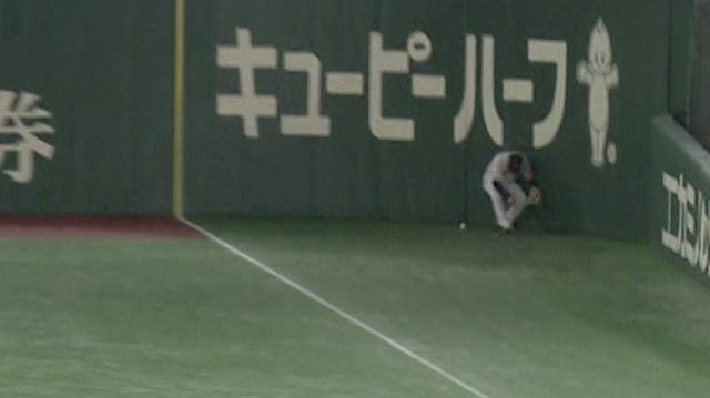 打球処理にもたつく丸佳浩選手(画像:日テレジータス)