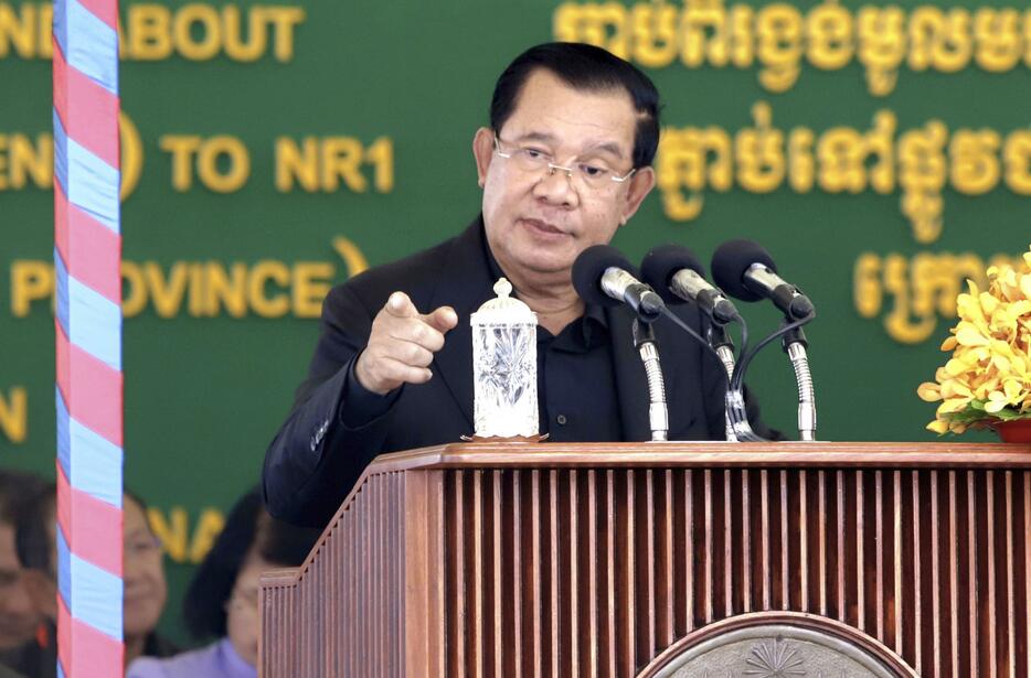 カンボジアの首都プノンペン郊外で演説するフン・セン首相＝3日（共同）