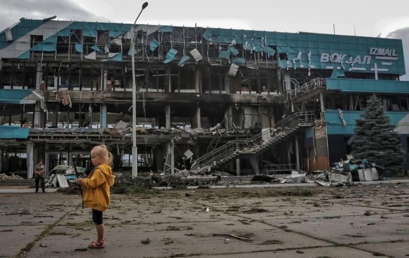 ８月２日、ウクライナ南部イズマイルで、ロシア軍の無人機攻撃で破壊された建物（ロイター＝共同）