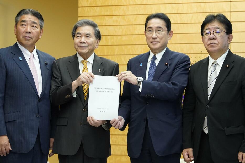 熊本県の蒲島郁夫知事（左から2人目）から要望書を受け取る岸田首相＝21日午後、首相官邸