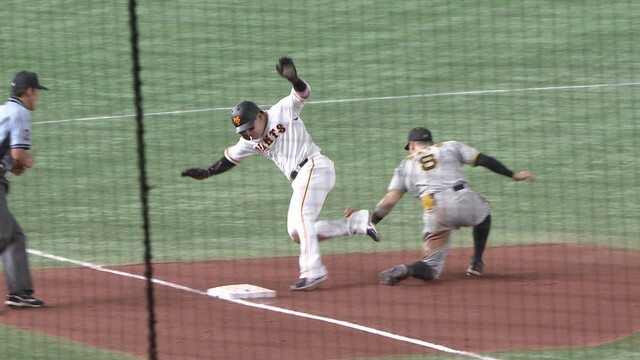 丸佳浩選手の3塁への走塁はセーフの判定（画像:日テレジータス）