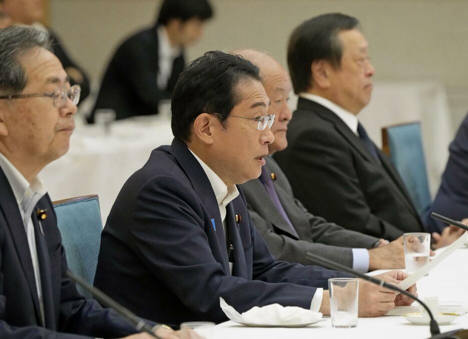 政府与党連絡会議であいさつする岸田首相（左から2人目）＝1日午前、首相官邸