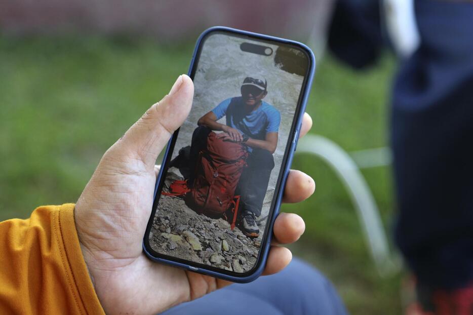 仙波孝康さんの携帯電話に残る田村真司さんの写真＝15日、パキスタン北部（AP＝共同）
