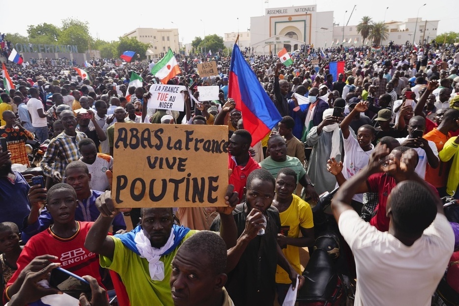 ニジェールの首都ニアメーで集まったチアニ将軍の支持者ら＝7月30日（AP＝共同）