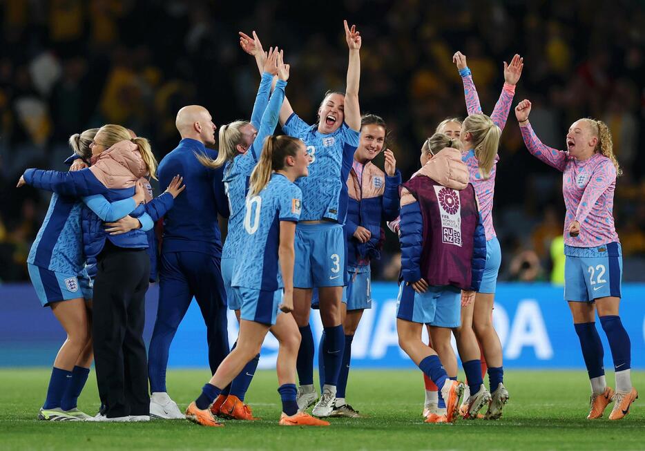 サッカーの女子W杯で初の決勝進出を決め、喜ぶイングランドの選手ら＝シドニー（ゲッティ＝共同）