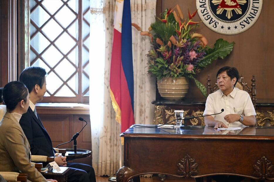 公明党の山口代表（左奥）と会談するフィリピンのマルコス大統領＝16日、マニラ（共同）