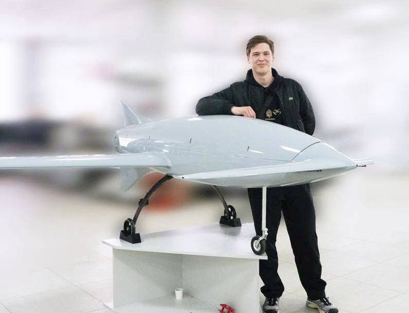 ウクライナが開発した国産無人機「ビーバー」とみられる機体（画像の背景が加工されています、イホル・ラチェンコフ氏のテレグラムより・共同）