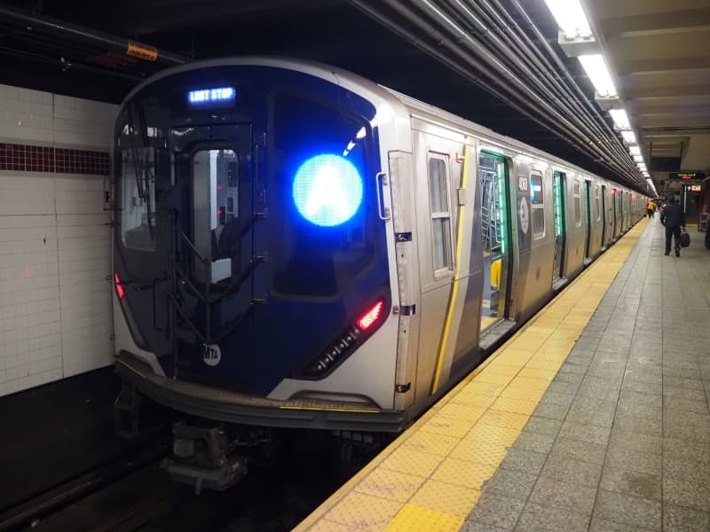 川崎重工業グループが製造した米ニューヨーク地下鉄の新型電車「Ｒ２１１」＝２０２３年６月１０日（筆者撮影）