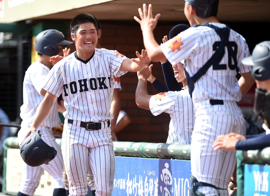 2019夏の甲子園・宮城県大会での西田選手（左から2人目）　写真：日刊スポーツ/アフロ