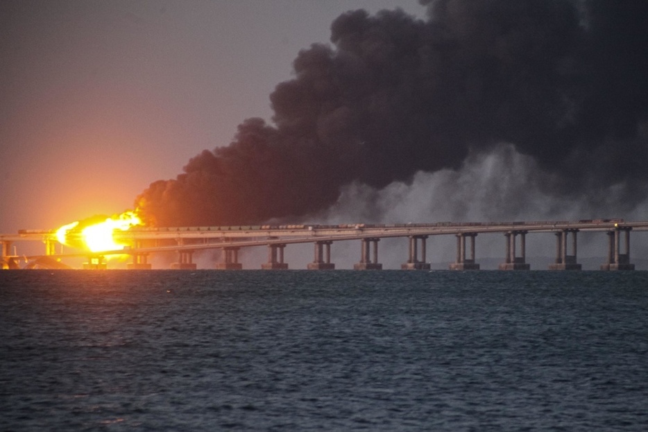 クリミア橋から上がる炎と煙＝2022年10月（AP＝共同）