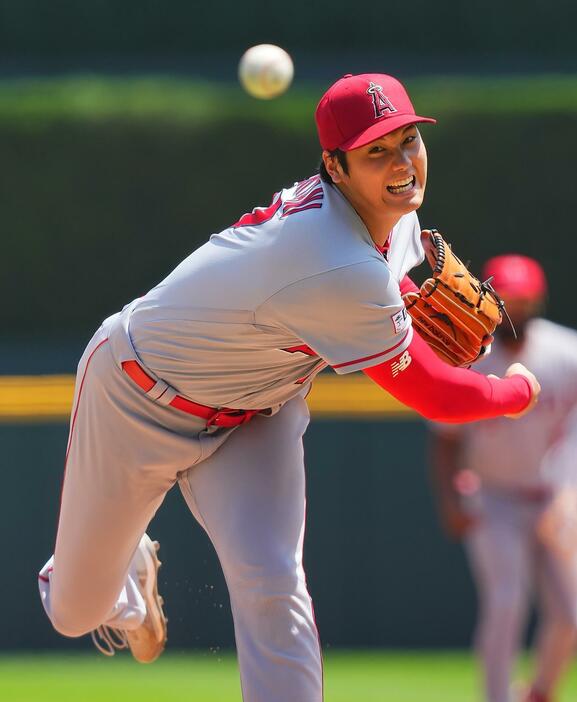 かつての高校野球では、エンゼルス・大谷翔平のように投打で活躍する“二刀流”がスターだった（写真：日刊スポーツ／アフロ）