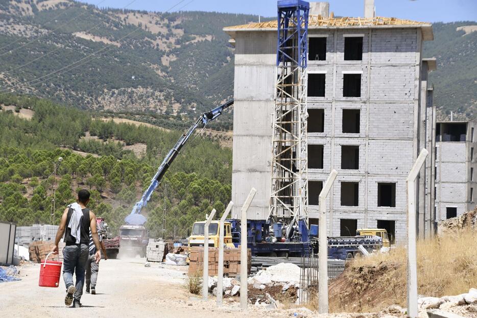 被災者向け復興住宅の建設現場＝3日、トルコ南部ガジアンテプ近郊（共同）