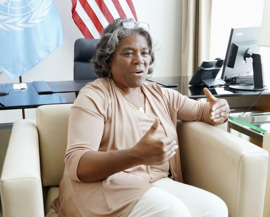 17日、ニューヨークの国連本部でインタビューに応じる米国のトーマスグリーンフィールド国連大使（共同）