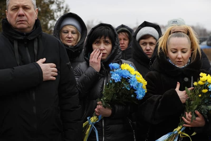 今年２月、ロシアによるウクライナ侵攻から１年となりキーウ近郊ブチャの共同墓地を訪れ涙を流す遺族ら