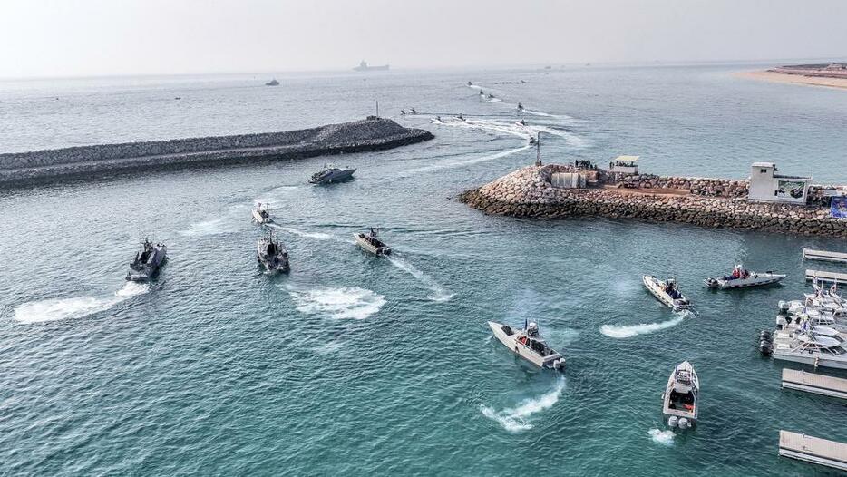 ペルシャ湾で訓練を行うイラン革命防衛隊のスピードボート（SEPAHNEWS提供・AP＝共同）