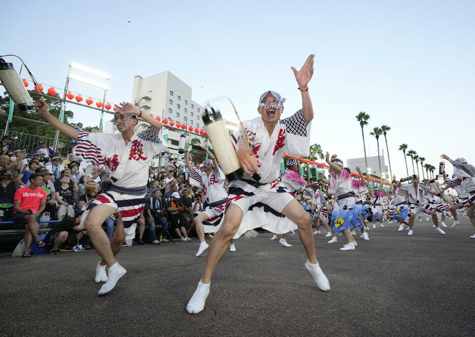 「阿波おどり」が開幕し、踊りを披露する人たち＝12日午後、徳島市