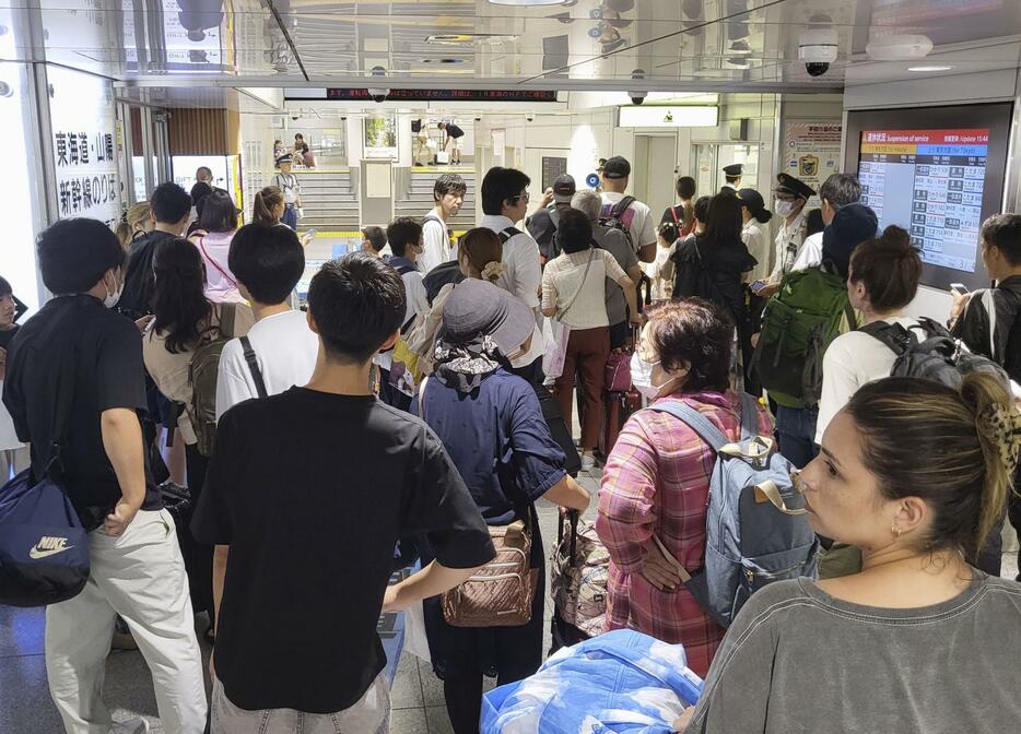 東海道新幹線の運転が再開し、混み合うJR東京駅の改札＝16日午後3時45分