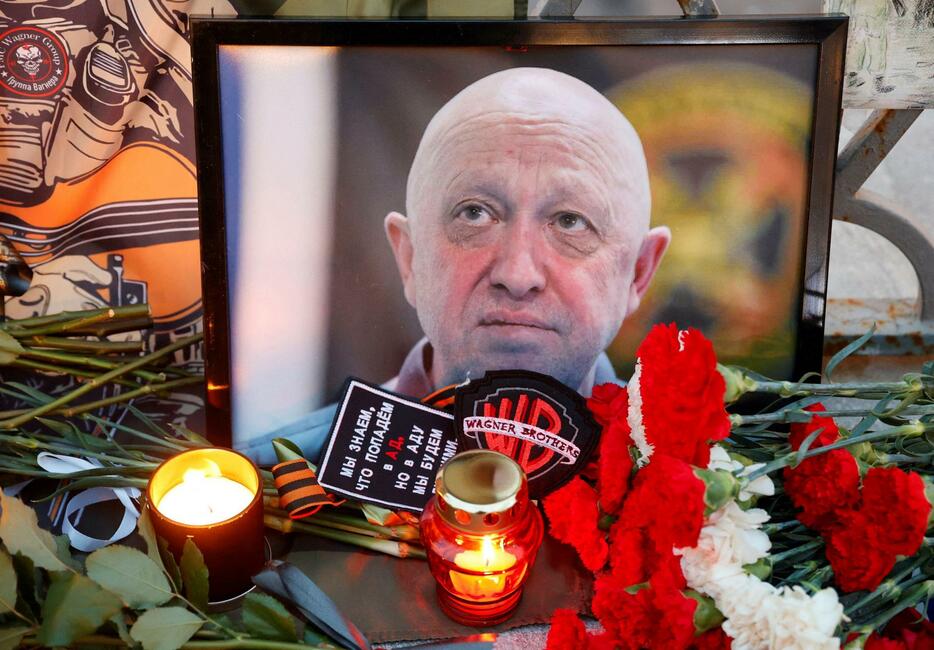 追悼の場に飾られたプリゴジン氏の写真＝24日、モスクワ（ロイター＝共同）