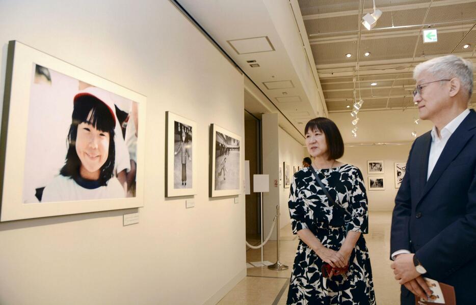 展示された横田めぐみさんの写真を見る韓国の尹徳敏駐日大使（右）＝10日午前、東京都中央区