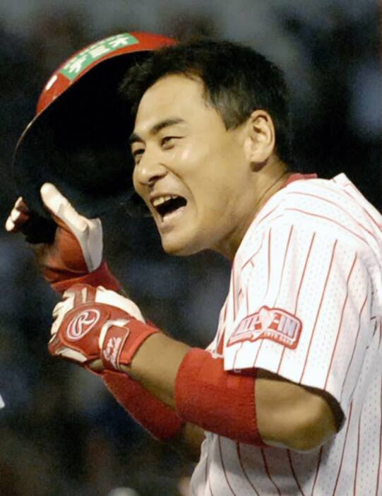 ２００７年９月の中日戦で通算２千安打を達成し、一塁上で笑顔を見せる前田智徳さん＝広島