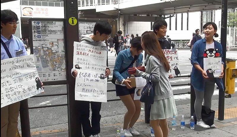 [写真]大阪駅前で募金活動を続けた=25日午後、大阪市北区で