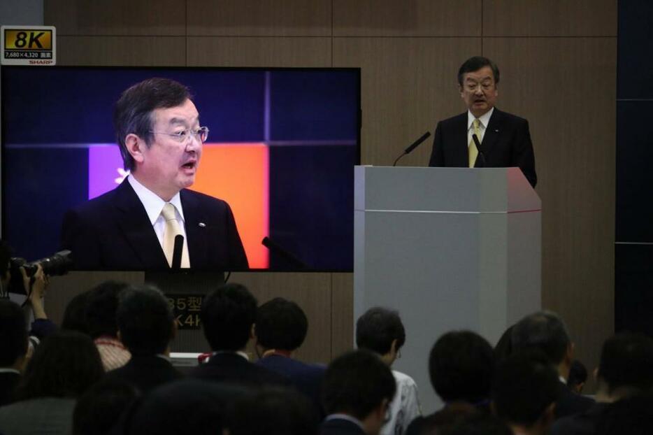 [写真] 会見するシャープの高橋興三社長（2日午後　大阪府堺市）