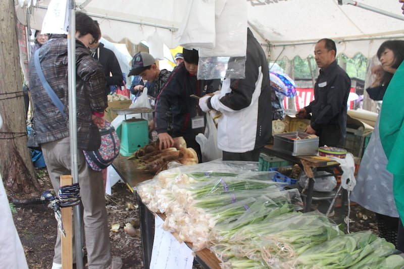 新鮮なタケノコや野菜を求めて毎年朝から長蛇の列ができる