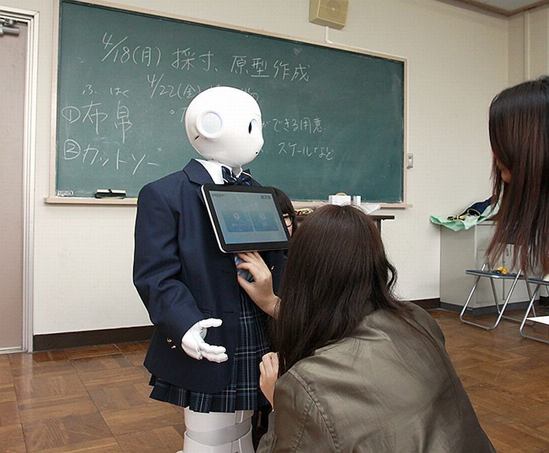 [写真]菅公学生服岐阜営業所と共同制作をした学生服を着たペッパー。生徒も気軽にペッパーに触れていた