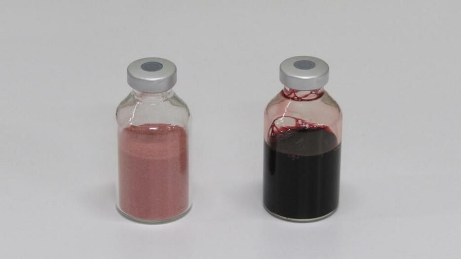 人工血液は粉末でも保存ができる。粉末（左）と液体
