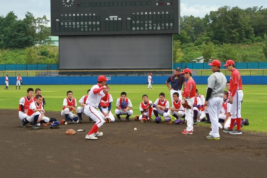 [写真]野球チームや従業員の家族を招待して行われている野球教室