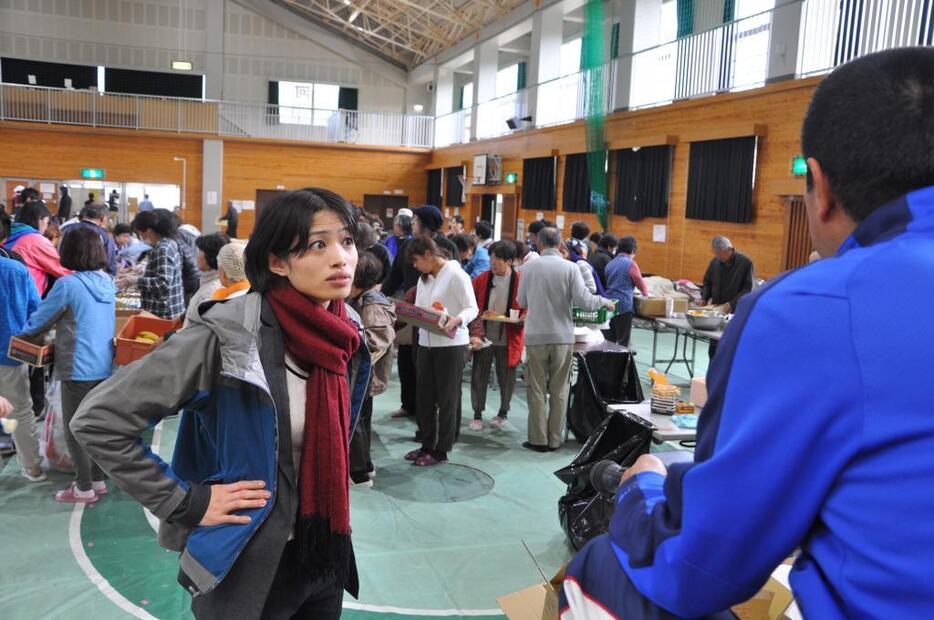 配食の列の流れについて検討する田辺香野さん（撮影：木野千尋）