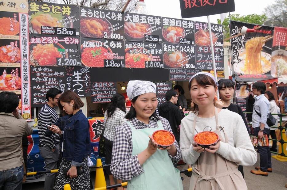 [写真]北海道グルメは、何と言っても豊富な海鮮がウリ。イクラとサケの丼を食べようと、長蛇の列ができていた