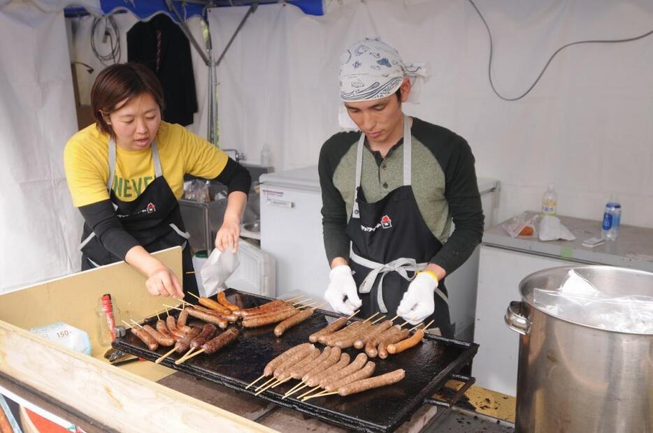 [写真]昨今、ジビエとして注目される鹿肉のソーセージ。香ばしいにおいが会場を包む