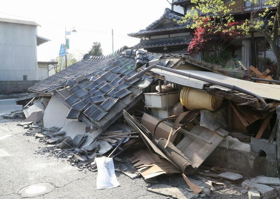 [写真]熊本などで起きている一連の地震で倒壊した家屋。写真は熊本県益城町、4月15日撮影（児玉千秋/アフロ）