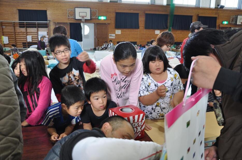 お楽しみくじの景品を真剣に見つめる子どもたち（撮影：木野千尋）