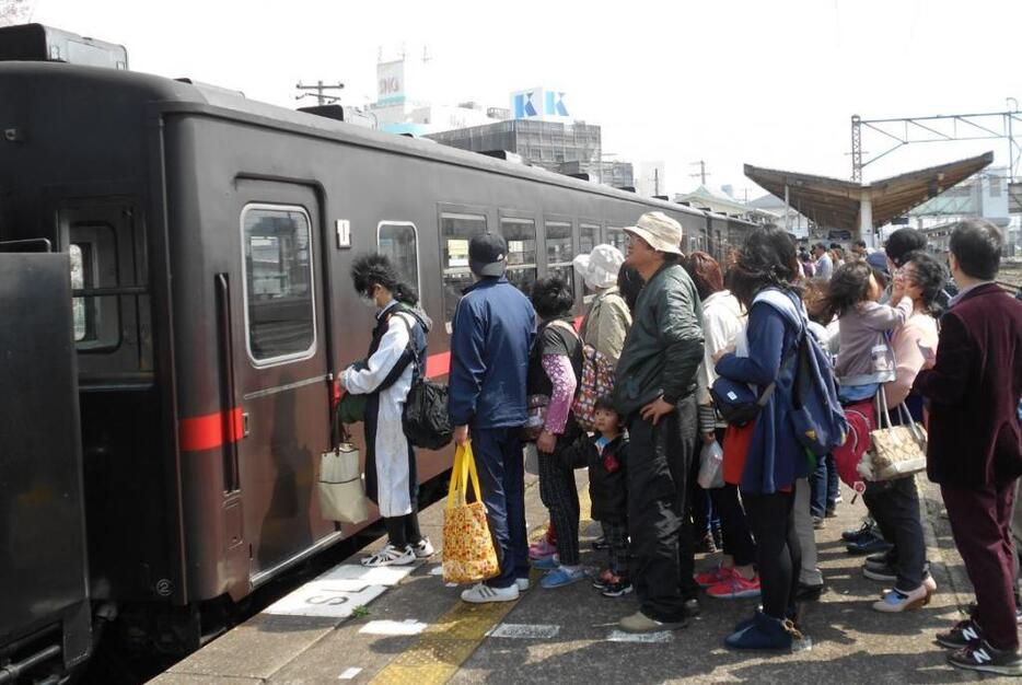 [写真]家族連れや鉄道ファンが並んだSL列車（下館駅）