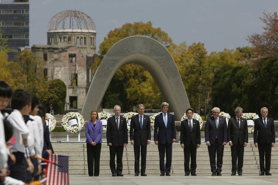 [写真]G7外相が広島の平和記念公園を訪問して献花。米国務長官としては初の被爆地訪問となった（ロイター/アフロ）