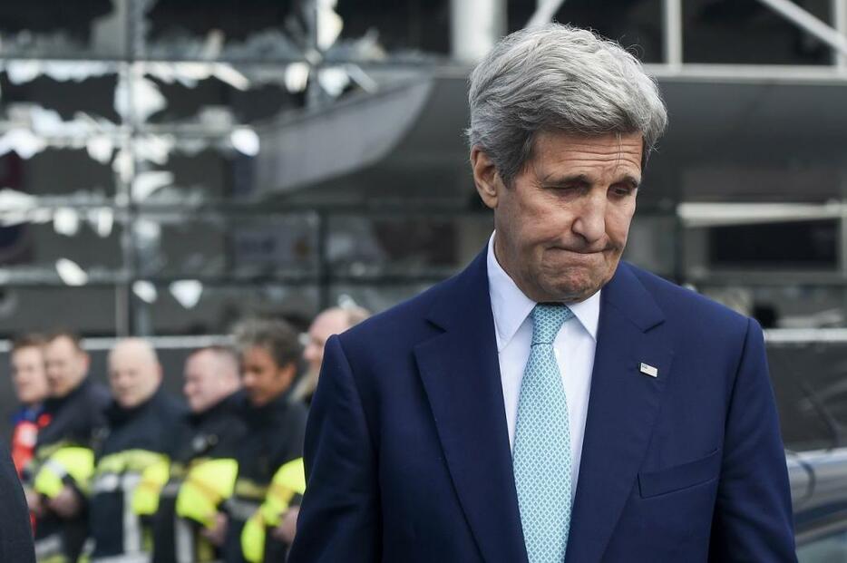 [写真]テロの現場の一つとなったブリュッセルの空港を訪れたケリー米国務長官（代表撮影/ロイター/アフロ）