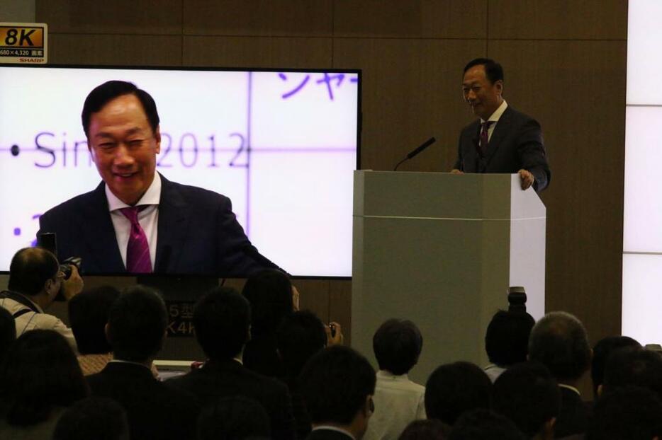 [写真] 会見する鴻海精密工業の郭台銘会長（2日午後　大阪堺市）