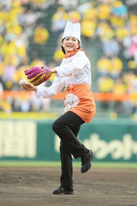 [写真]ダイナミックなワンバン投球を見せた水野真紀（MBS毎日放送提供）