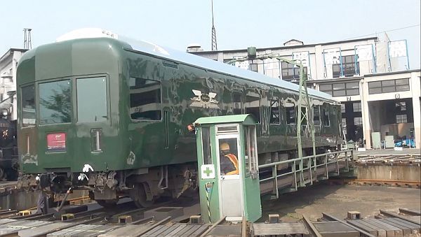 [写真]ターンテーブルで京都鉄道博物館へ搬入されるトワイライトエクスプレス車両=2015年4月16日撮影